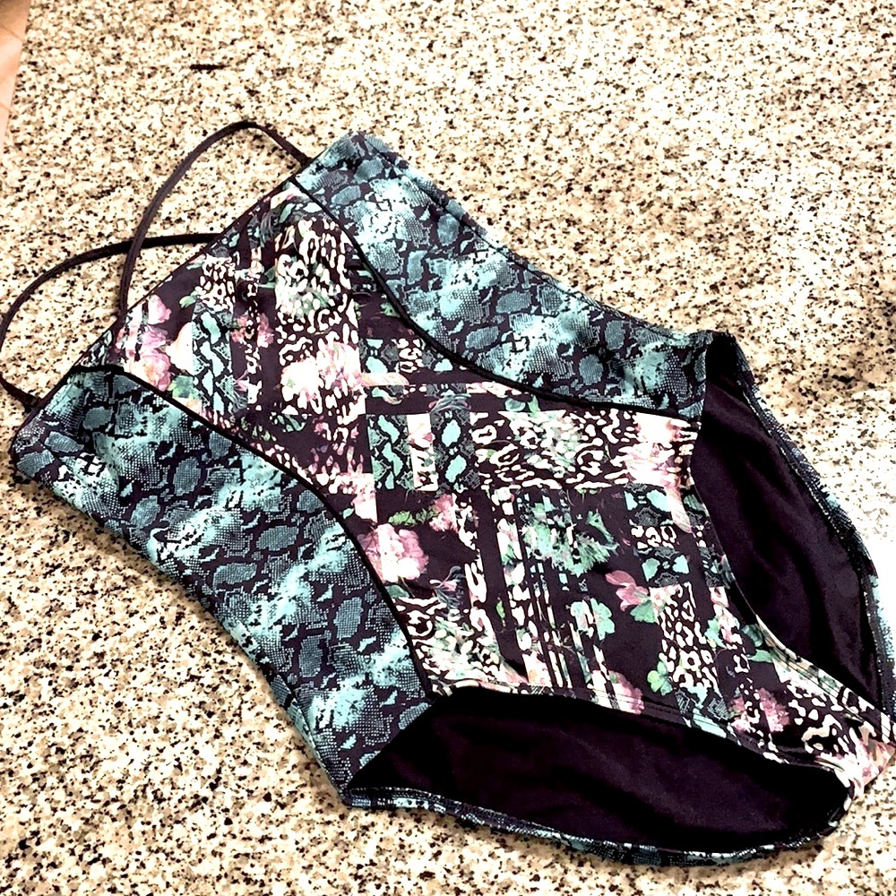 SLIMMING silhouette Kenneth Cole York SWIM SUIT M